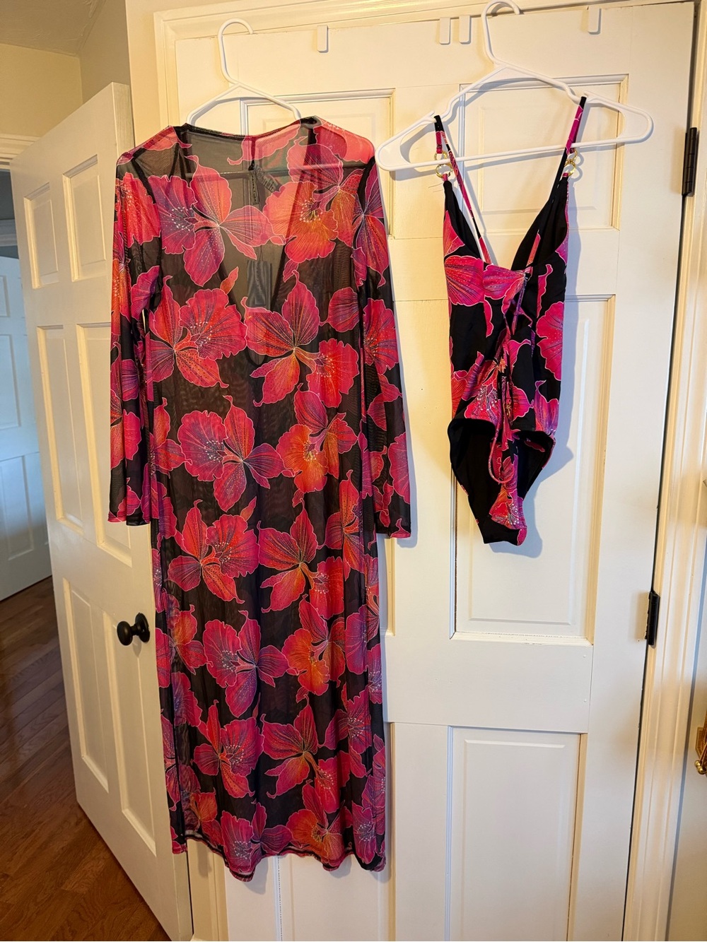 NWT Trina Turk Pink & Black Floral Cover Up and Swimsuit Set - Size M/8 - Picture 6 of 7